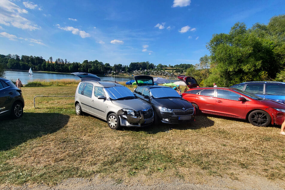 Auf dem Parkplatz vom FKK-Strand an der Talsperre Pöhl beschädigte die 81-Jährige insgesamt sechs Autos beim Ausparken.