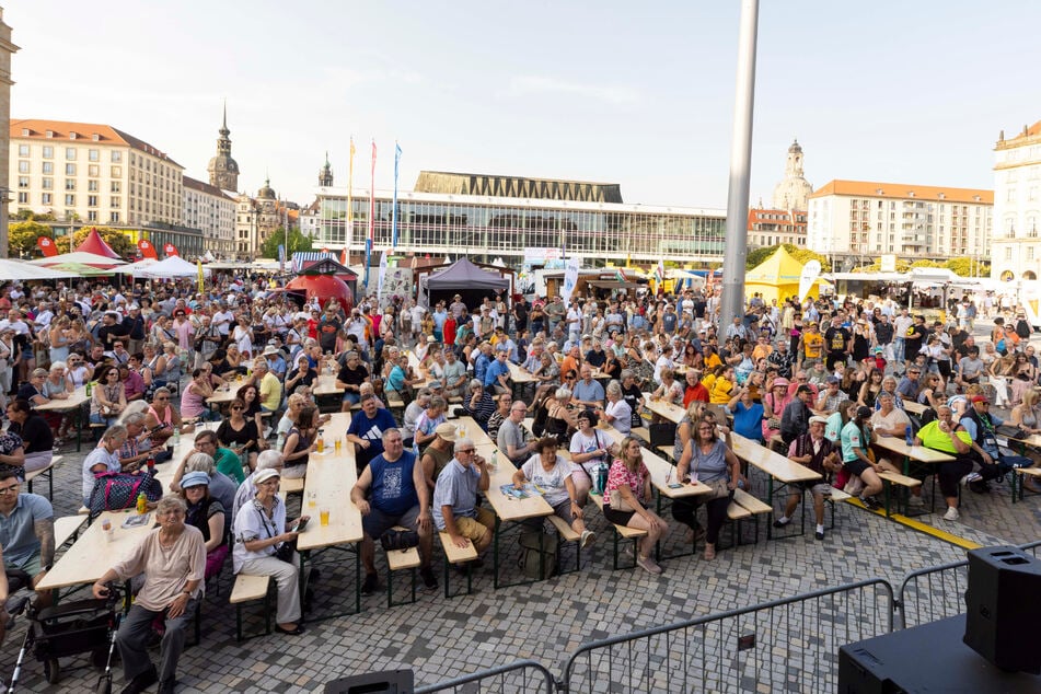 Auf dem Dresdner Altmarkt beklatschten zahlreiche Schaulustige die Eröffnung.