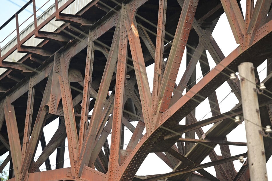 Wegen der deutlichen Rostspuren wird das Viadukt im Volksmund auch "Rotes Wunder" genannt.