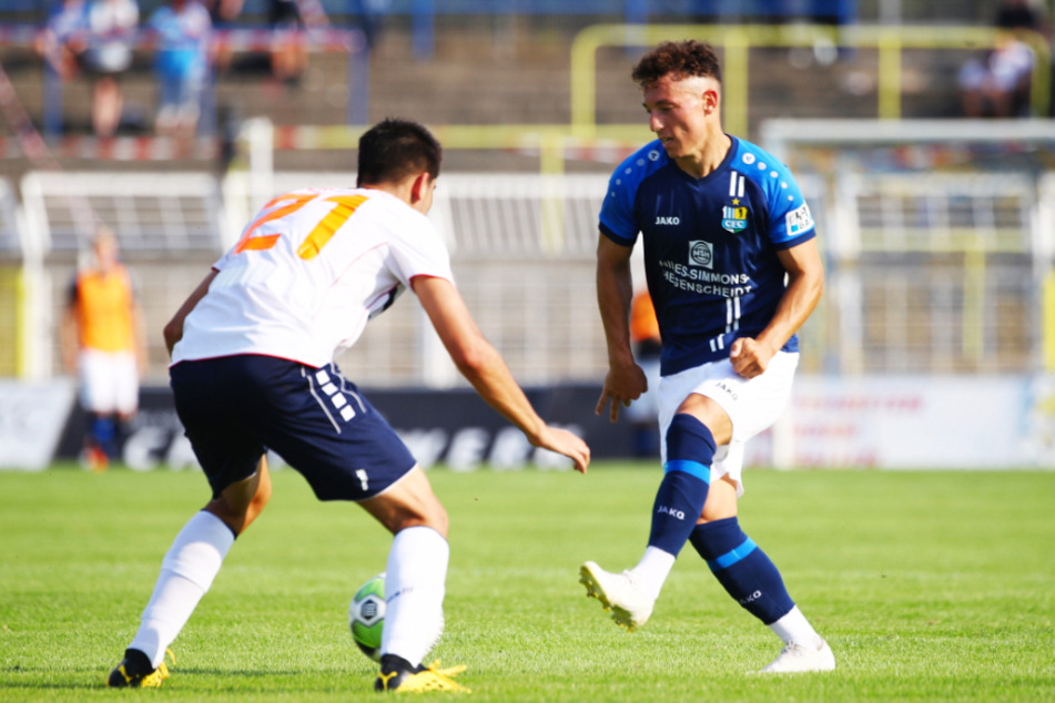 CFC-Neuzugang Nils Köhler (l.) versucht hier im Halbfinale des Sachsenpokals seinen Gegner Nikolas Celotti König (FC International Leipzig) auszuspielen.