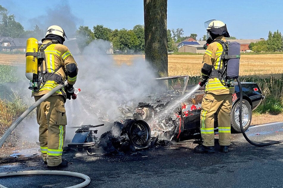 Auch die alarmierten Einsatzkräfte der örtlichen Feuerwehr konnten den wertvollen Oldtimer nicht mehr retten.