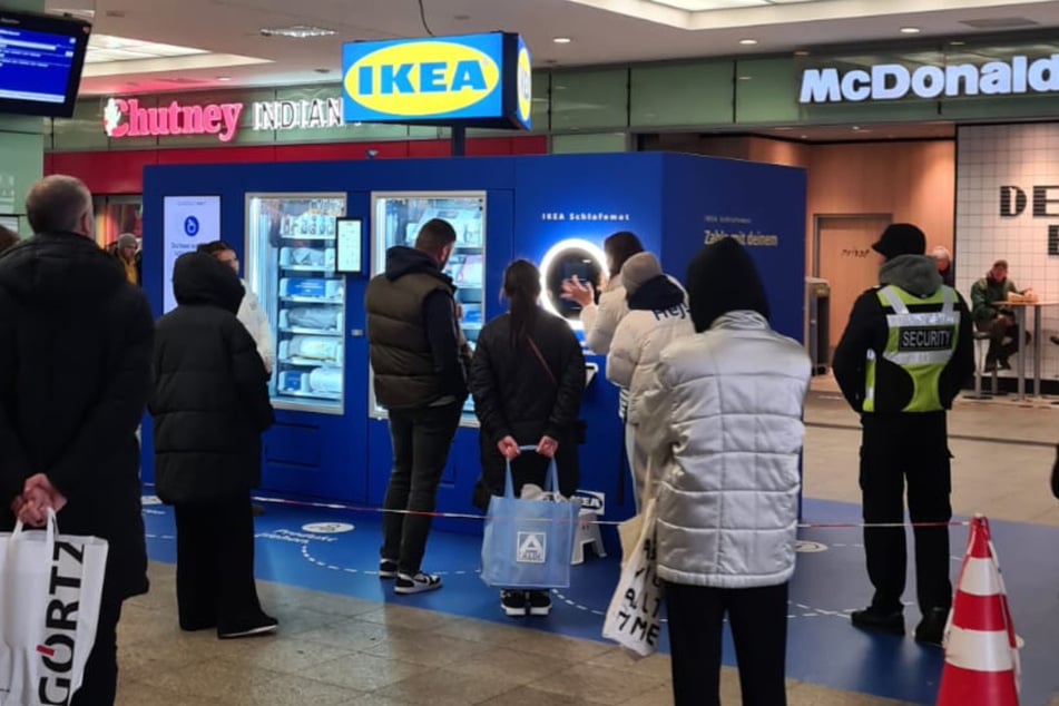 Aufgrund des großen Andrangs sorgt Security am Bahnhof Altona für Ordnung. IKEA-Mitarbeitende stehen bereit, um zu helfen.