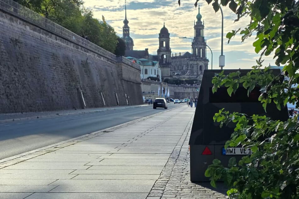 Am Dresdner Terrassenufer wurde ein Enforcement Trailer aufgestellt, um Tempo 30 zu kontrollieren.