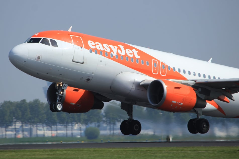 Der Easyjet-Flieger musste in den Kosovo umgeleitet werden, damit die Trunkenbolde festgenommen werden konnten. (Symbolbild)