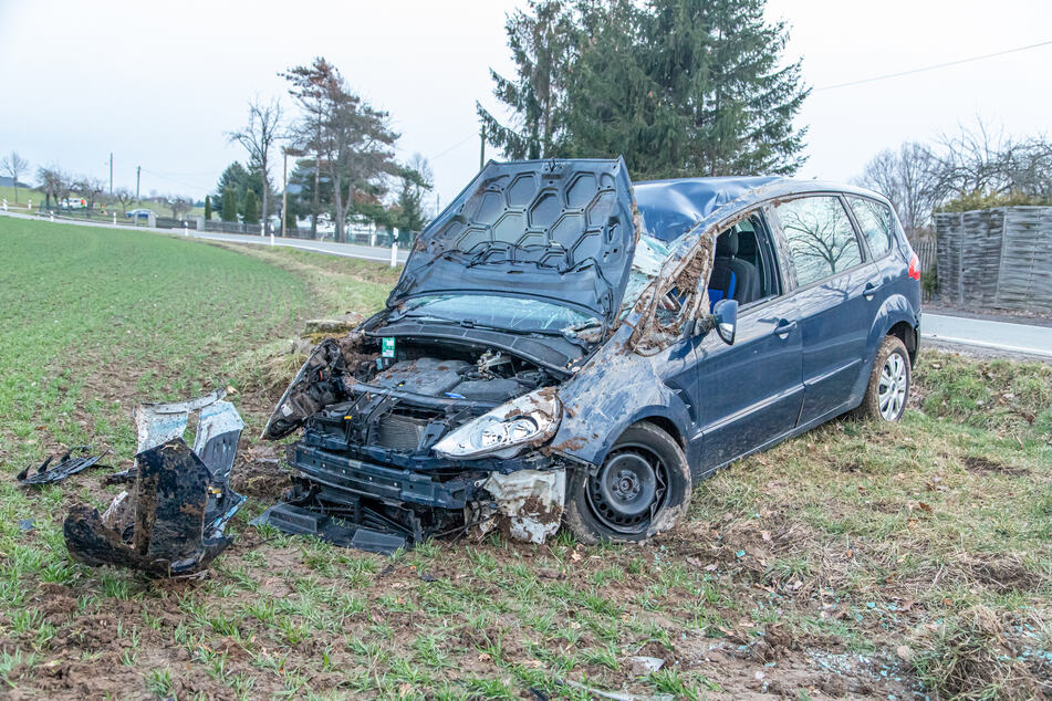 Der Ford blieb nach dem Unfall vollkommen demoliert auf einem Feld stehen.