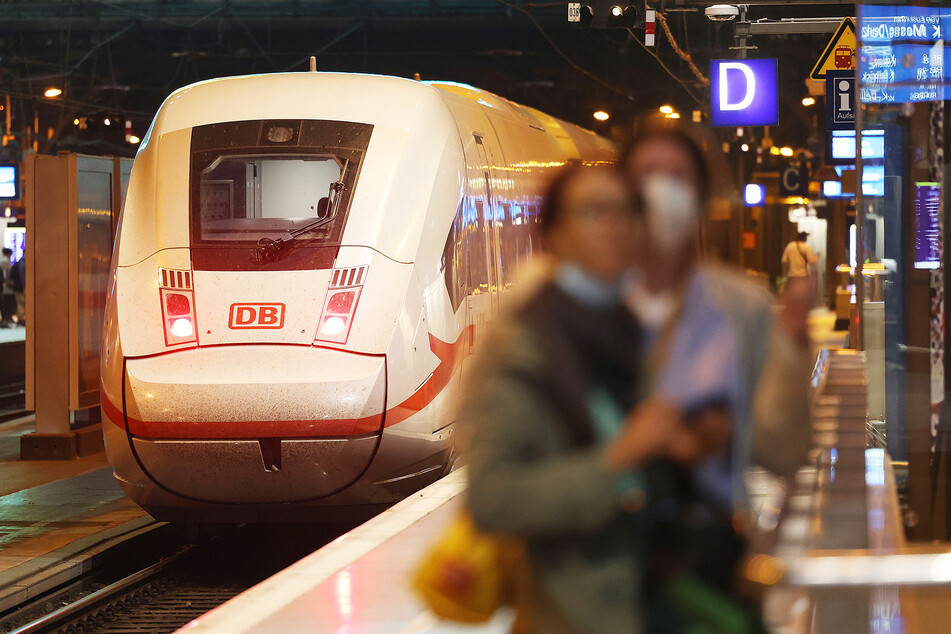 Die Bahn will weitere Streiks abwenden und der EVG direkt ein neues Tarifangebot vorlegen. (Symbolbild)