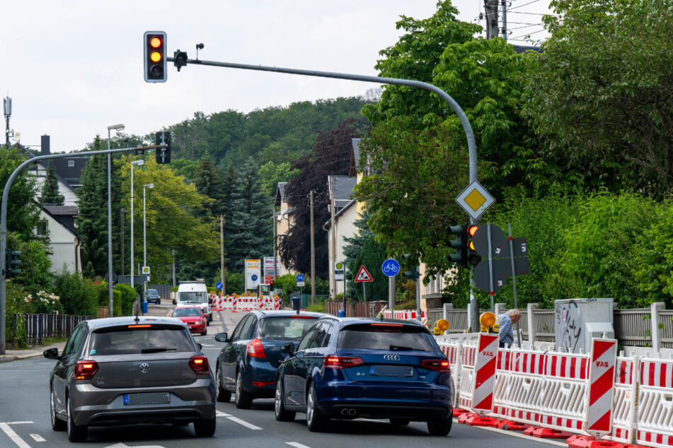 Ampel-Allee Oberfrohnaer Straße: Erstes Rot an der Riedstraße, das zweite Rot folgt kurz danach.