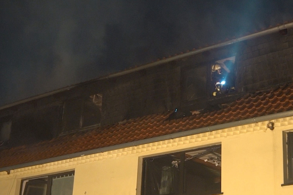 Zwei Wohnungen sind nach dem Dachstuhlbrand vollständig ausgebrannt.