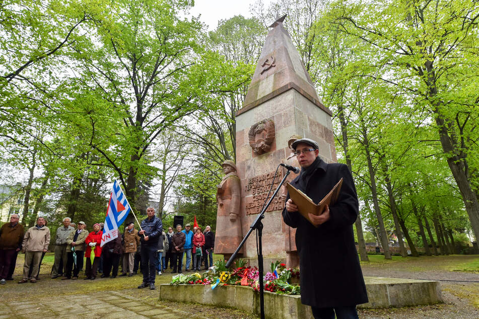 An Gedenktagen gibt es oft Kundgebungen am sowjetischen Ehrenfriedhof. Wie hier, am 8. Mai 2017, von der "Vereinigung der Verfolgten des Naziregimes" (VVN-BdA) anlässlich des Endes des Zweiten Weltkrieges.