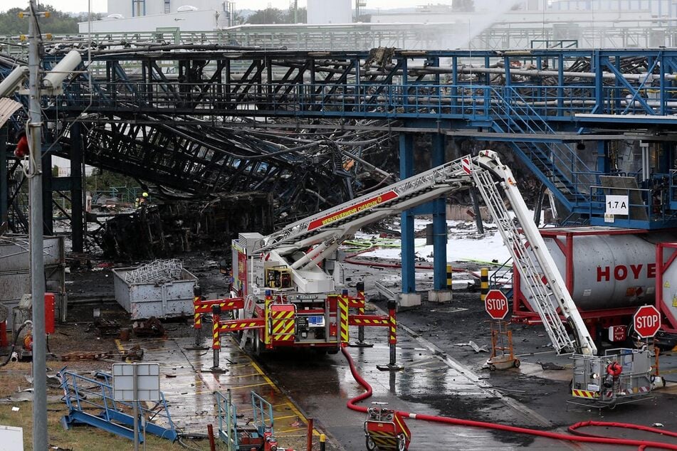 Einsatzkräfte der Feuerwehr beim Einsatz nach der Explosion im Chempark.
