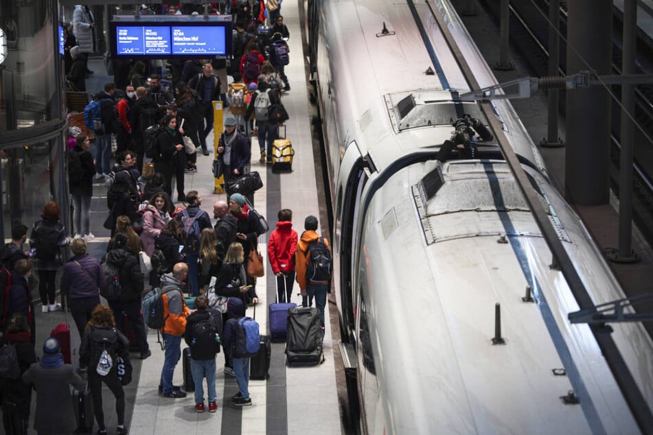 Zugreisende müssen sich ab Donnerstagnacht auf Ausfälle und Verspätungen auf zwei viel befahrenen Strecken der Deutschen Bahn einstellen.