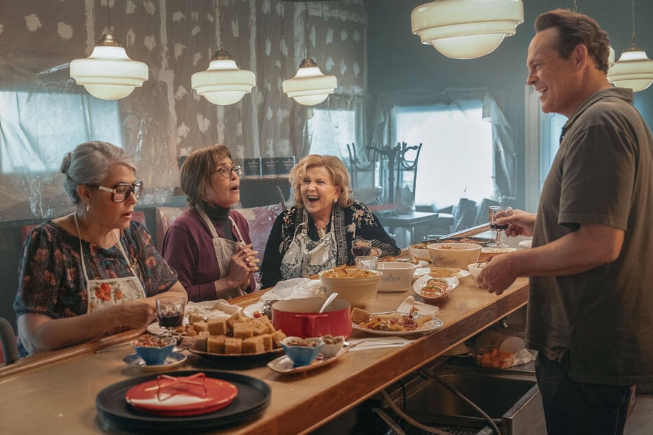Joe (r., Vince Vaughn) tischt in Nonnas lecker Essen auf.