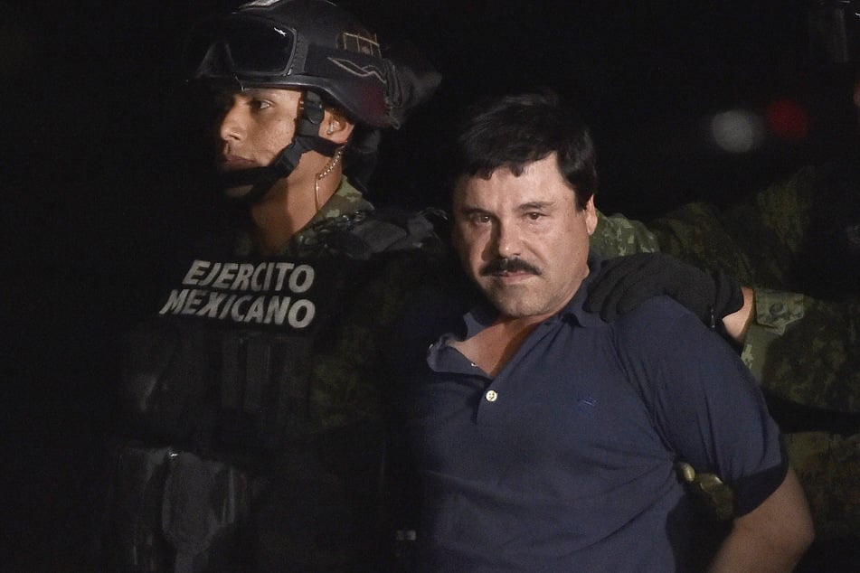 Former drug lord Joaquin "El Chapo" Guzman has requested that a US court transfer extradite him to Mexico.