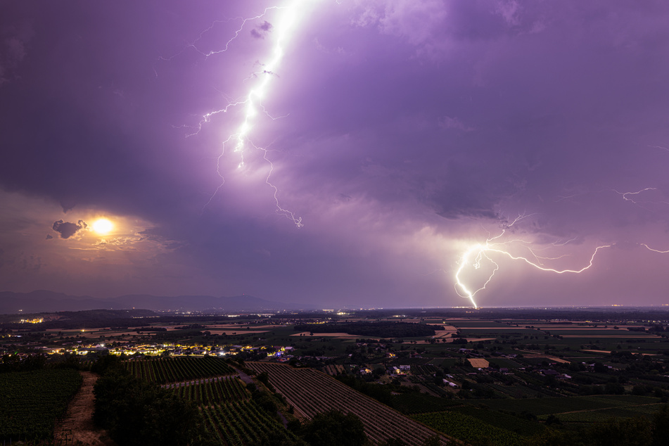 Nach einer Woche mit Rekordhitze entladen sich zahlreiche Gewitter über dem Süden Baden-Württembergs und dem Dreiländereck.