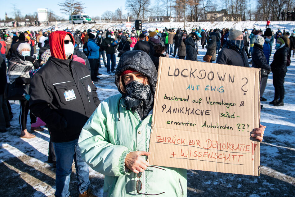 "Lockdown auf ewig? Basierend auf Vermutungen & Panikmache selbsternannter Autokraten??! Zurück zur Demokratie + Wissenschaft!", fordert eine Demonstrantin mit ihrem Plakat.