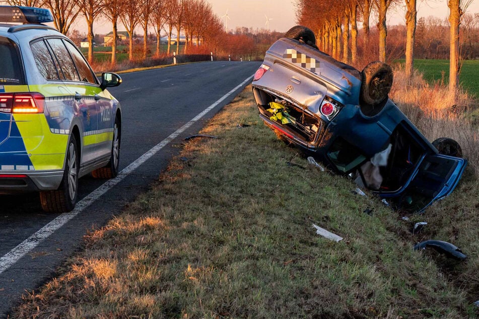 Der VW landete auf dem Dach neben der Straße.