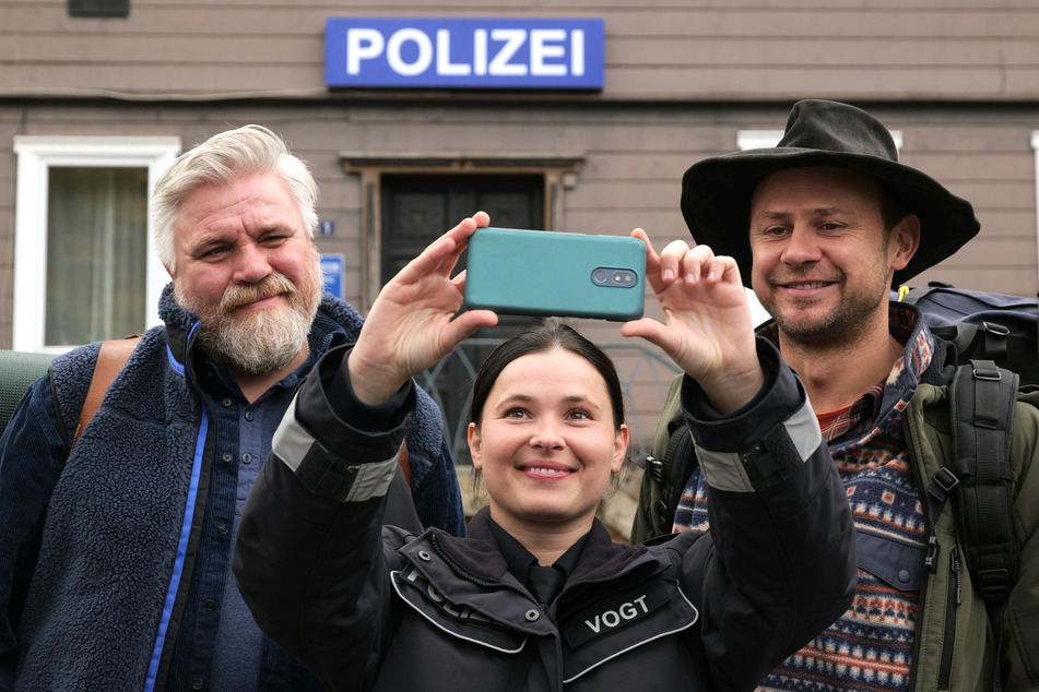 Polizist Frank Koops (l.) bricht mit Postbote Heiner Kelzenberg zu einem Survival-Wochenende auf.