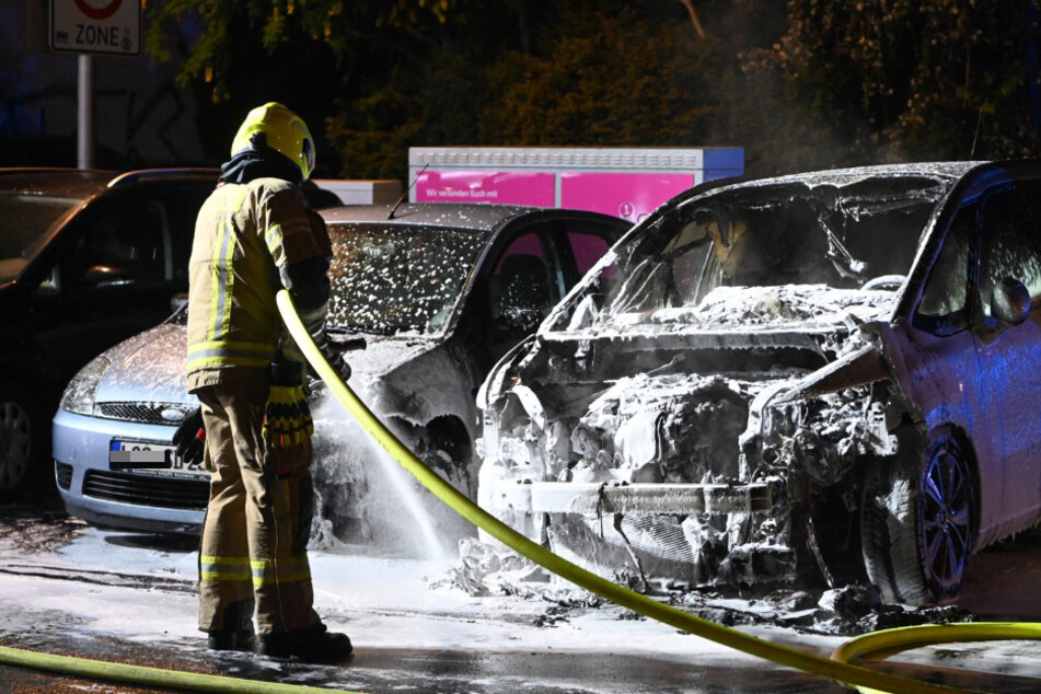 In Berlin-Moabit brannte ein Citroën vollständig aus.