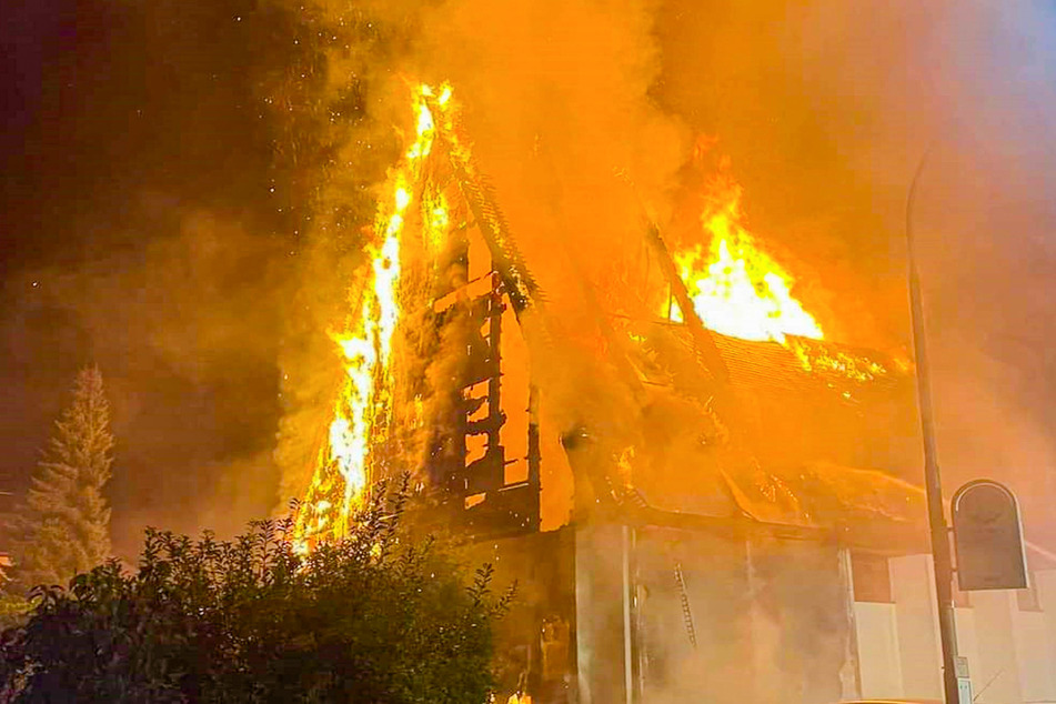 Die Katholische Kirche in Widdern stand am Samstagabend lichterloh in Flammen.