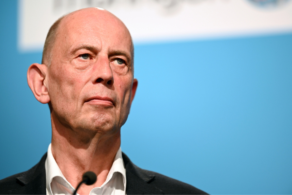 Thüringens Wirtschaftsminister Wolfgang Tiefensee (66, SPD) hat sich für eine Umsetzung der 2G-Regel ausgesprochen.