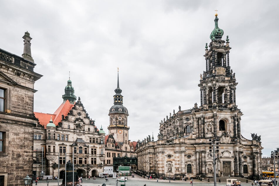 Die Kathedrale Sanctissimae Trinitatis (r.) am Schlossplatz in Dresden kann man besichtigen.