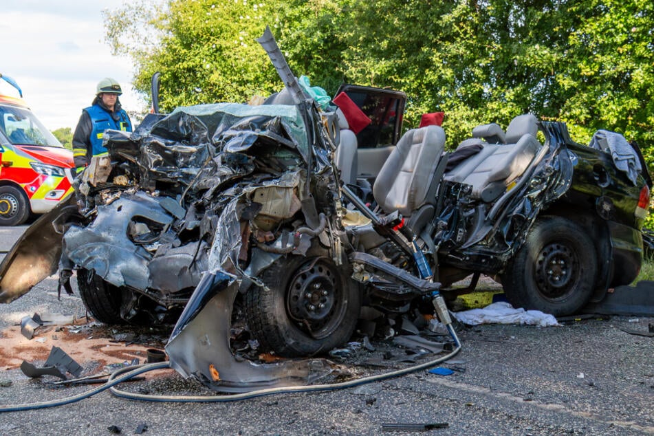 Der Hyundai wurde bei dem Crash völlig zerstört. Der Fahrer starb noch an der Unfallstelle.