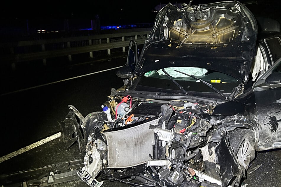 Ein Peugeot e2008 wurde regelrecht zertrümmert: Auf der A643 bei Mainz-Mombach kam es zu einem verhängnisvollen Unfall.