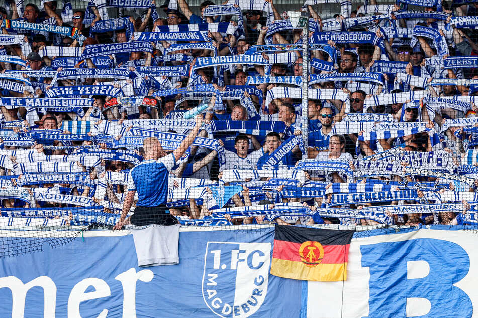 Zahlreich vertreten im Holstein-Stadion: die Fanszene des 1. FC Magdeburg. Im Nachgang der Partie gegen Kiel kam zu einer Auseinandersetzung mit der Polizei.
