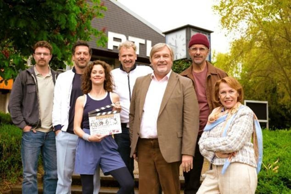 Neben Knauer (3.v.l.) und Mücke (l.) wirken auch (v.l.n.r.) Fahri Yardim (45), Regisseur Marcus H. Rosenmüller (52), Hape Kerkeling (61), Christoph Maria Herbst (59) und Gaby Dohm (82) in der Komödie mit.