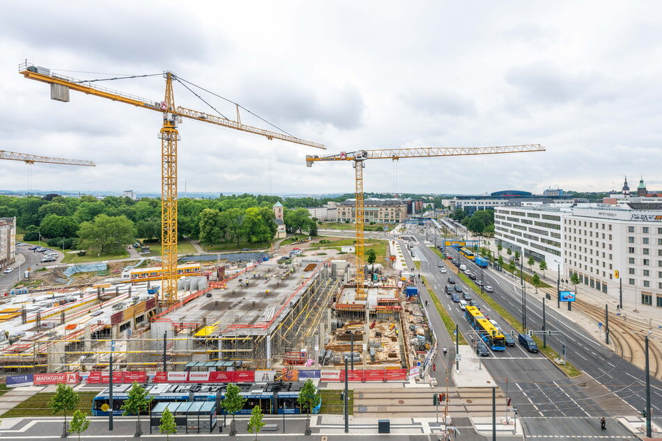 Der Neubau in der Johannisvorstadt - unter anderem für einen Simmel-Markt - wächst in die Höhe.
