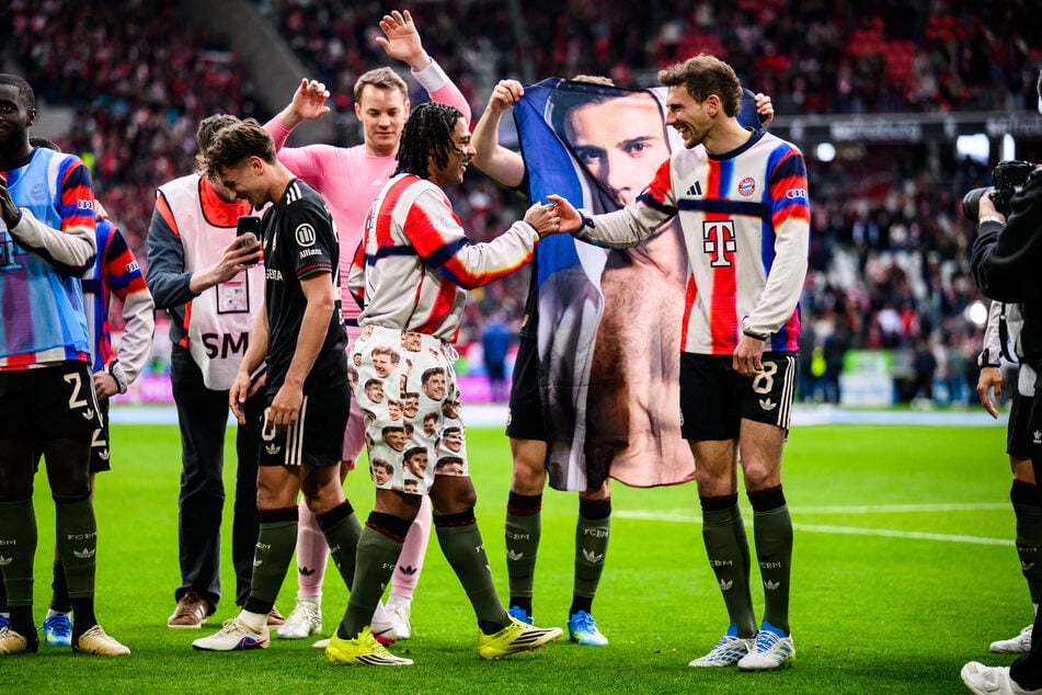 Auch Leon Goretzka (r.) konnte über die Aktion lachen.
