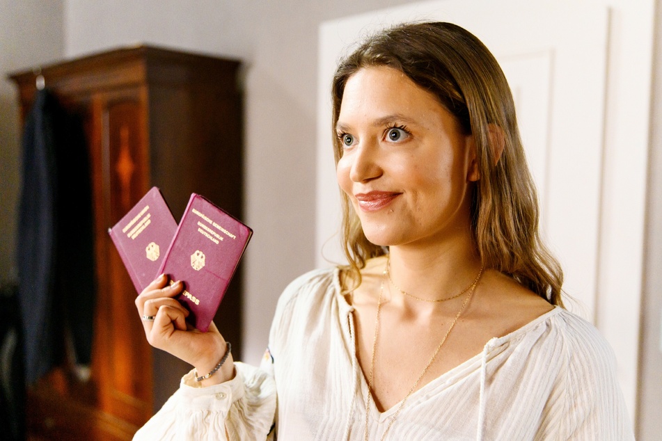 Große Überraschung: Nathalie hält die geklauten Pässe in der Hand.