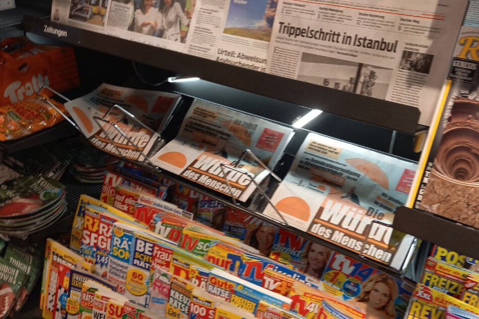 In mehreren Berliner Supermärkten ersetzte die "Neue Generation" tagesaktuelle "Bild"-Ausgaben mit ihrer eigenen Zeitung.