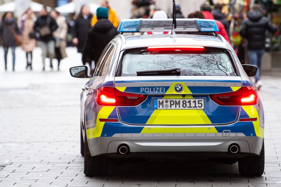 München: Mann belästigt in München zwei Touristen, fasst erst Frau an und dann sich selbst