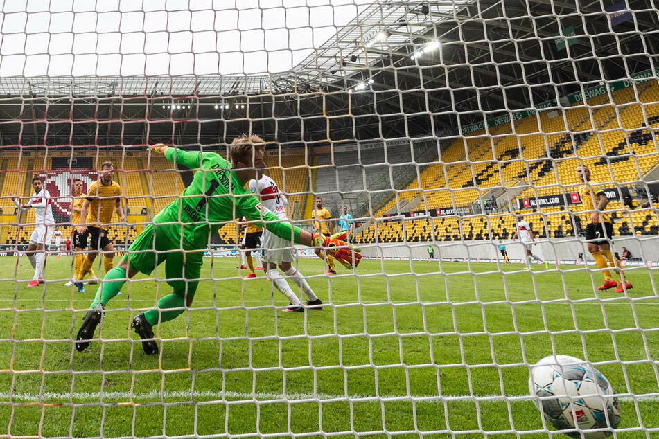 Kevin Broll muss hinter sich greifen: Stuttgart hat soeben das 1:0 erzielt.