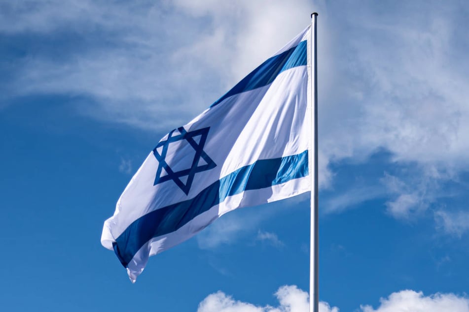 Eine Israel-Flagge, die aus Solidarität vor dem Rathaus Reinickendorf gehisst worden war, ist durch ein Brandloch geschändet worden. (Symbolfoto)