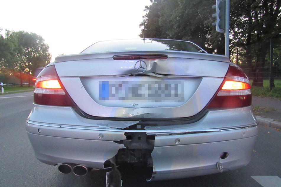 Auch der Mercedes wurde bei dem Unfall in Hilden beschädigt.