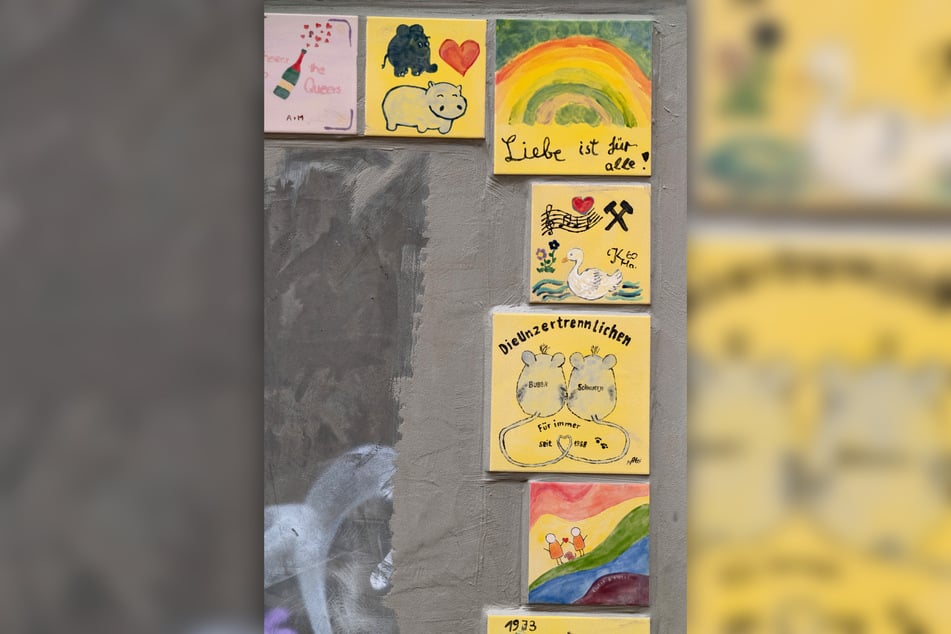In der Peter Breuer Straße entsteht die Zwickauer Liebesmauer mit liebevoll bemalten Fliesen an einer tristen Wand.