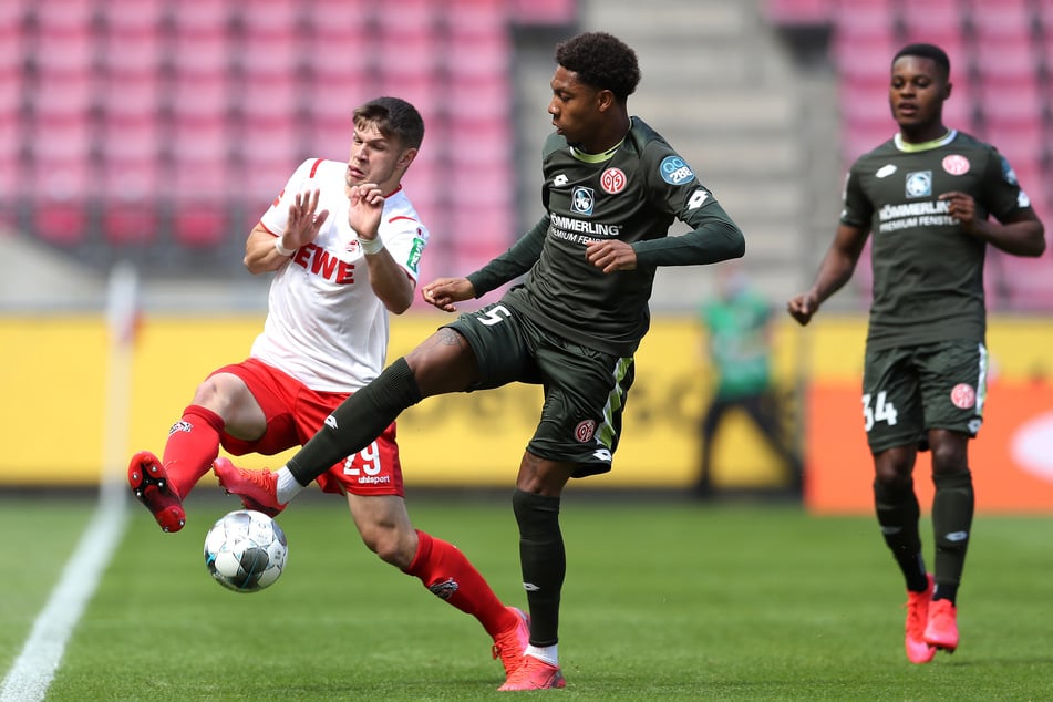 Kölns Jan Thielmann (l.) feierte im Hinspiel gegen Leverkusen sein Bundesligadebüt mit 17 Jahren.