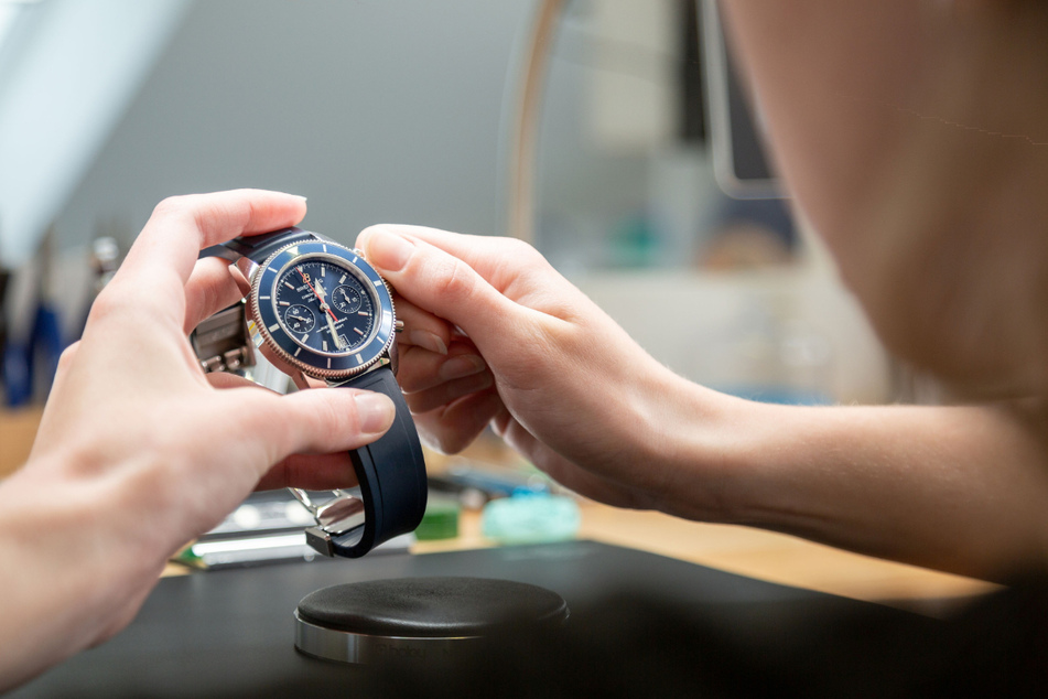 Kerngeschäft des Unternehmens ist der An- und Verkauf von Luxus-Uhren.