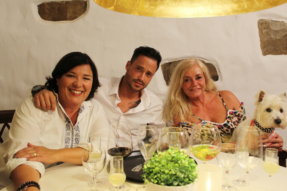 Vera Int-Veen, Dennis und Mutter Carmen.