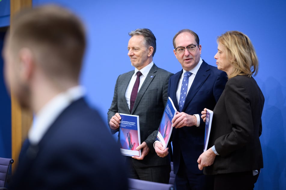 Der Präsident des Bundeskriminalamts, Holger Münch (64), hat zusammen mit Bundesinnenminister Alexander Dobrindt (55, CSU) und der Bundesministerin für Bildung, Familie, Senioren, Frauen und Jugend, Karin Prien (60, CDU), die Dunkelfeldstudie auf der Bundespressekonferenz vorgestellt.