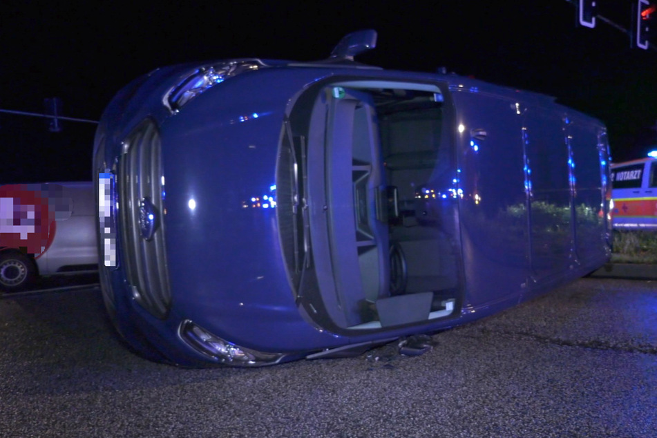 Der blaue Transporter wurde umgestoßen, vier Insassen des Wagens wurden verletzt.