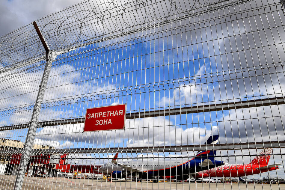Ein Zaun am Flughafen Moskau-Scheremetjewo - "Sperrzone" steht auf dem Schild geschrieben. Die deutsche Bundesregierung rät "dringend" von Reisen nach Russland ab.