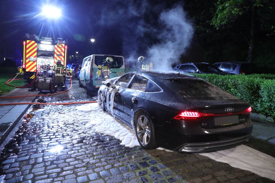 In der Feldgasse wurde gegen 4.50 Uhr ein geparkter Audi A7 in Brand gesteckt.