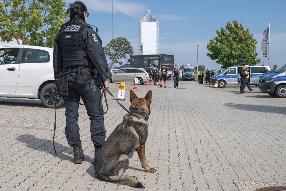 Auch Polizeihunde kamen zum Einsatz.