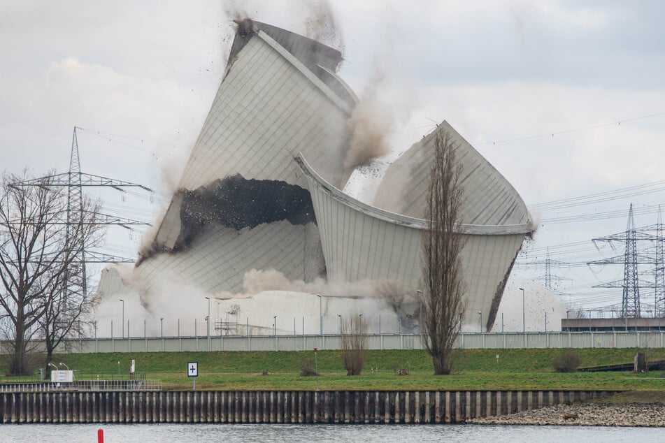 Zwei der vier Kühltürme des stillgelegten Atomkraftwerkes Biblis sind im Februar 2023 bereits abgerissen worden. Das AKW befindet sich derzeit weiterhin in der Abbauphase.