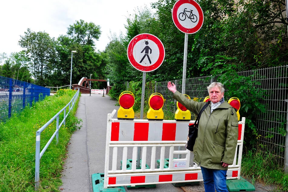 Was soll das denn? Sonja Uhlmann (71) ärgert sich über die gesperrte Rad- und Fußgängerbrücke zwischen Harthau und Altchemnitz.