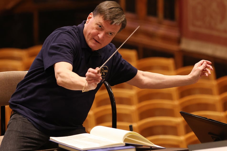 Noch nicht im Smoking: Christian Thielmann (64) ganz leger bei den Proben mit den Wiener Philharmonikern. Beim Neujahrskonzert wird er einige Stücke erstmals überhaupt dirigieren.