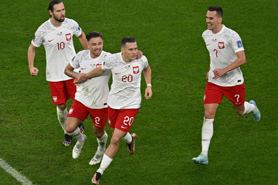 Piotr Zielinski (2.v.l.) freut sich über seinen Treffer zum 1:0 für Polen.
